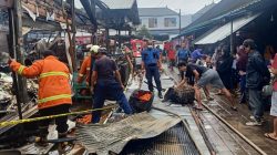 Imbas Kebakaran Hebat di Pertokoan Fakfak, Warga Panik dan Evakuasi Barang