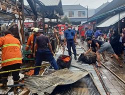 Imbas Kebakaran Hebat di Pertokoan Fakfak, Warga Panik dan Evakuasi Barang